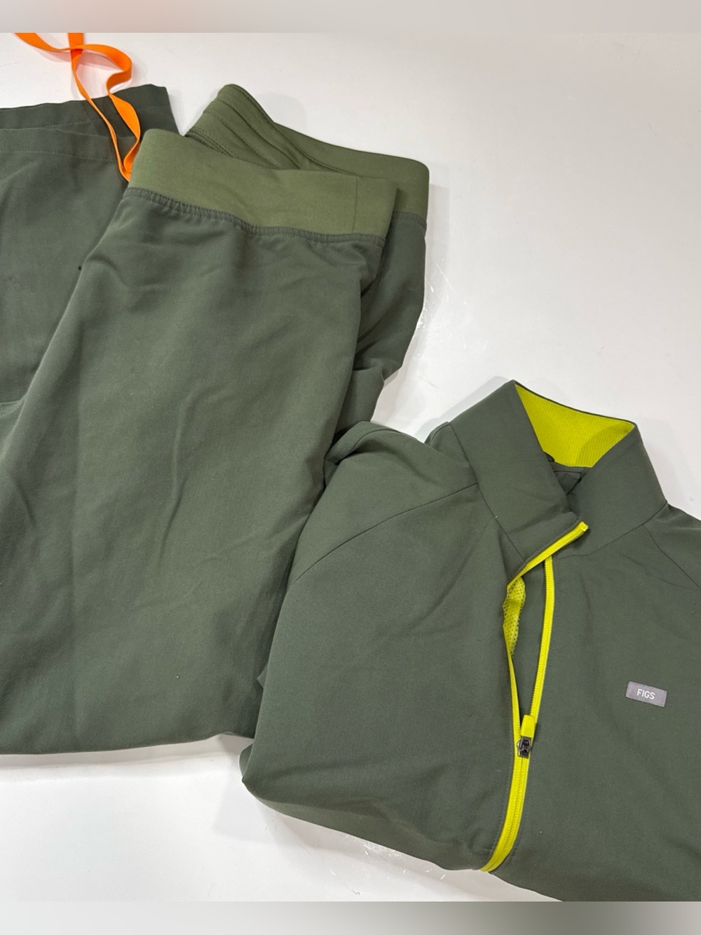 FIGS Women's Scrub Green Set Full Zip Jacket And Pants A100626 Read